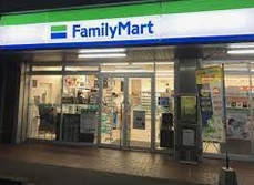 コンビニ　ファミリーマート 千成通店（コンビニ）まで493m