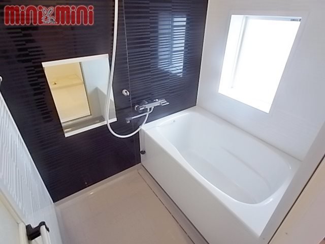 バス・シャワールーム　窓があり換気面も良好なバスルーム