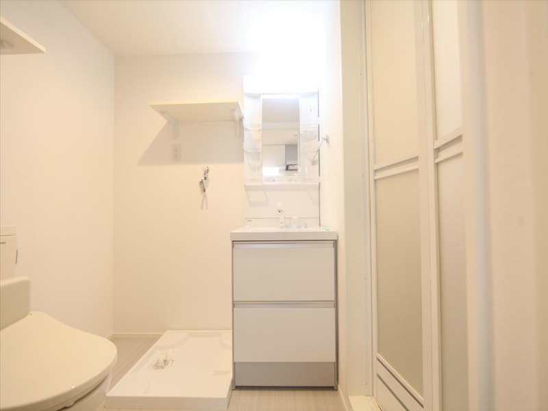 洗面設備　脱衣所　独立洗面台（シャンプードレッサー付）収納スペース有