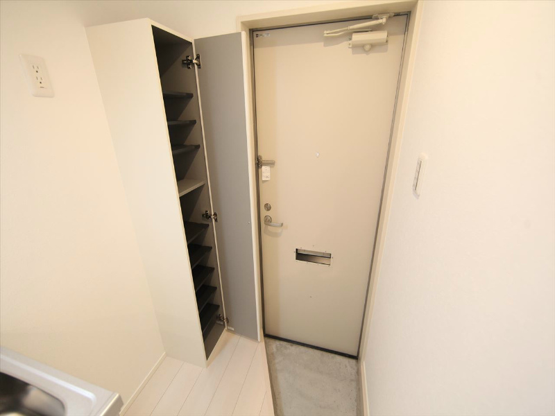 玄関　玄関　シューズボックス付（収納充実してます）