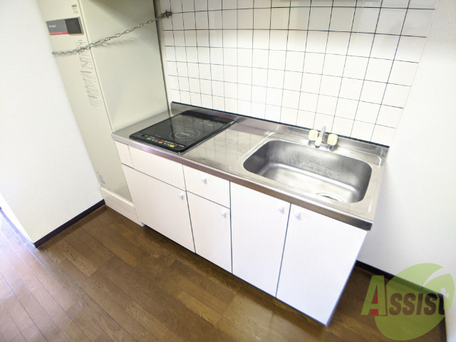 キッチン　シンプルなキッチンです。一人暮らしにはちょうどいいサイズ。