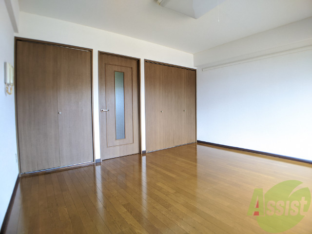 その他部屋・スペース　別の角度から洋室を撮影しました。日射しがあり明るい印象。