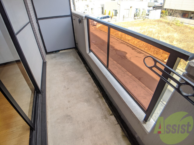 バルコニー　バルコニーは幅があり、広い印象を受けました。