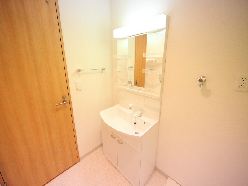 洗面設備　脱衣所　独立洗面台（シャンプードレッサー付）収納スペース有