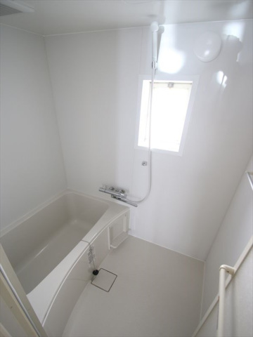 バス・シャワールーム　UB　窓があり換気良好