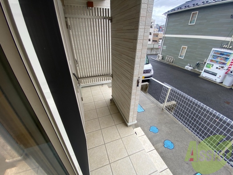 バルコニー　バルコニー。洗濯物がはかどりそうな広さがありますよ。