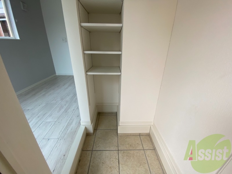 玄関　廊下の様子です。幅も狭くなく、利用しやすいですよ。