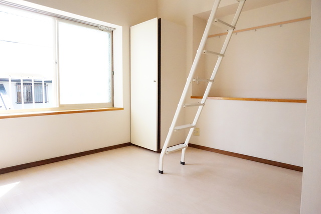 居室・リビング　ロフト付きで天井が高いので開放感があるお部屋です。