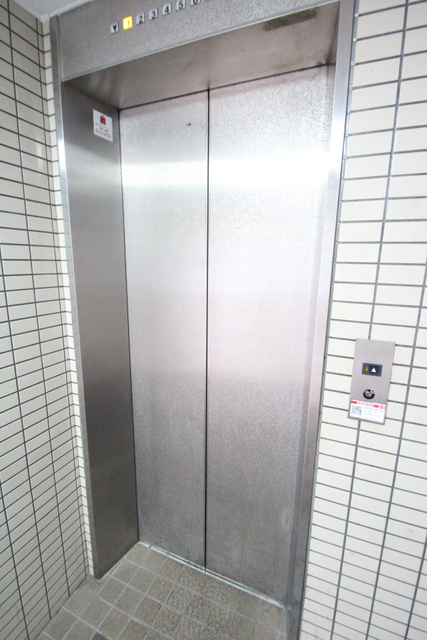 エントランス　エレベーターで重い荷物もラクラク