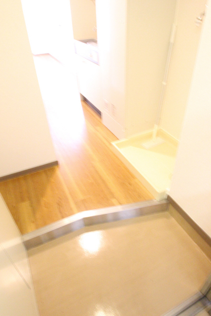 玄関　※同建物内別室の参考写真です。