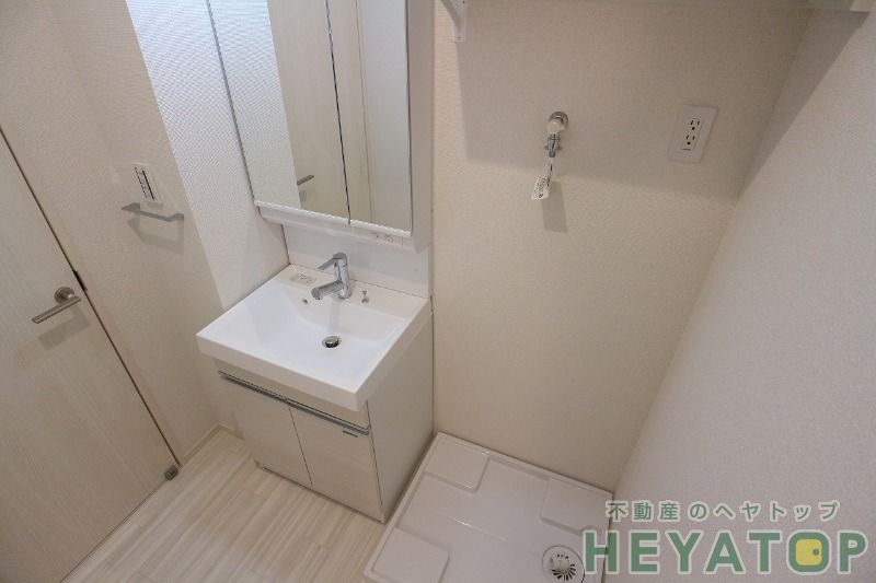 洗面設備　忙しい朝の身支度に便利なシャワー付き洗面化粧台