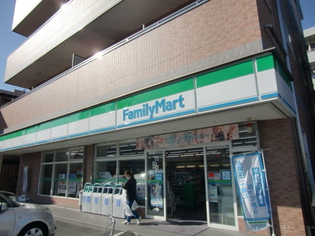 コンビニ　ファミリーマート浜松中央3丁目店（コンビニ）まで268m