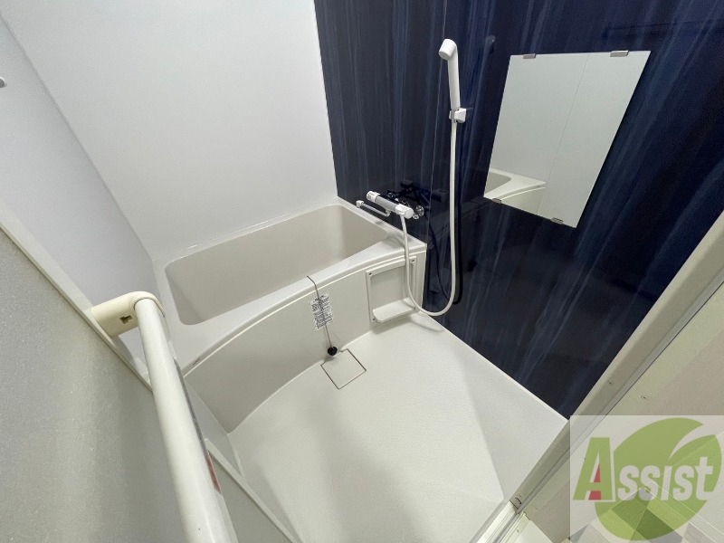 バス・シャワールーム　お風呂です。少し狭いですがシャワーするには十分ですね。