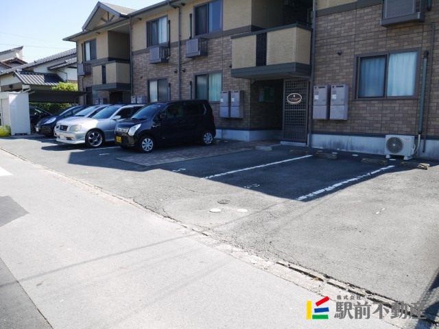 建物外観　駐車場