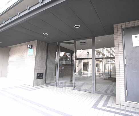 エントランス　ガラス張りの扉がオシャレです。