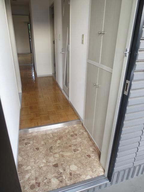 玄関　★玄関には大きな靴入れ★