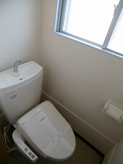 トイレ　写真は304号室です（参考）