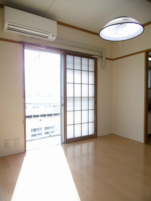 居室・リビング　写真は304号室です（参考）