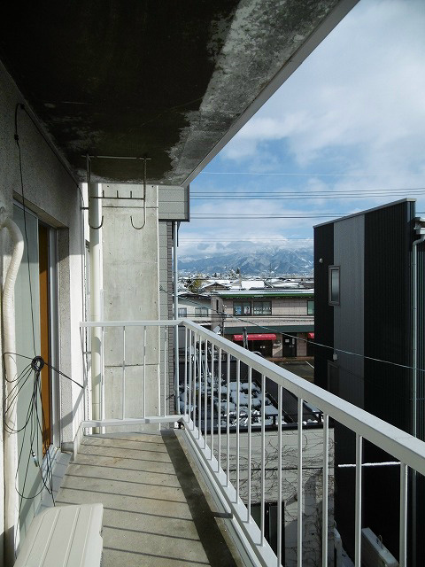 バルコニー　写真は304号室です（参考）