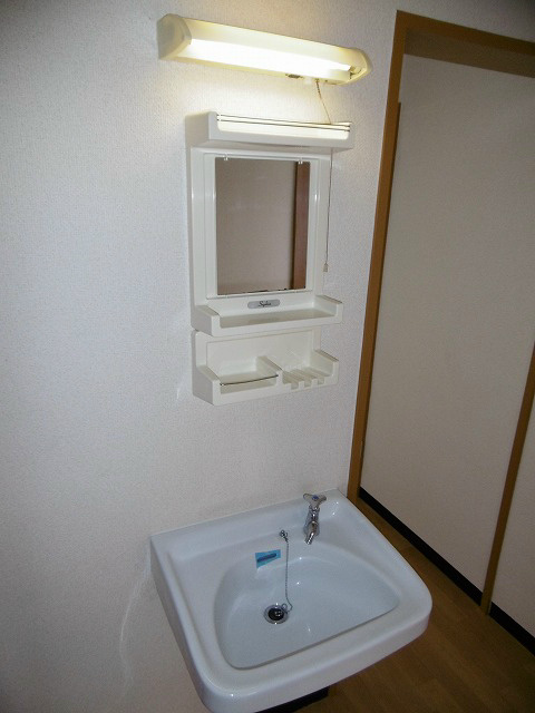 洗面設備　写真は304号室です（参考）