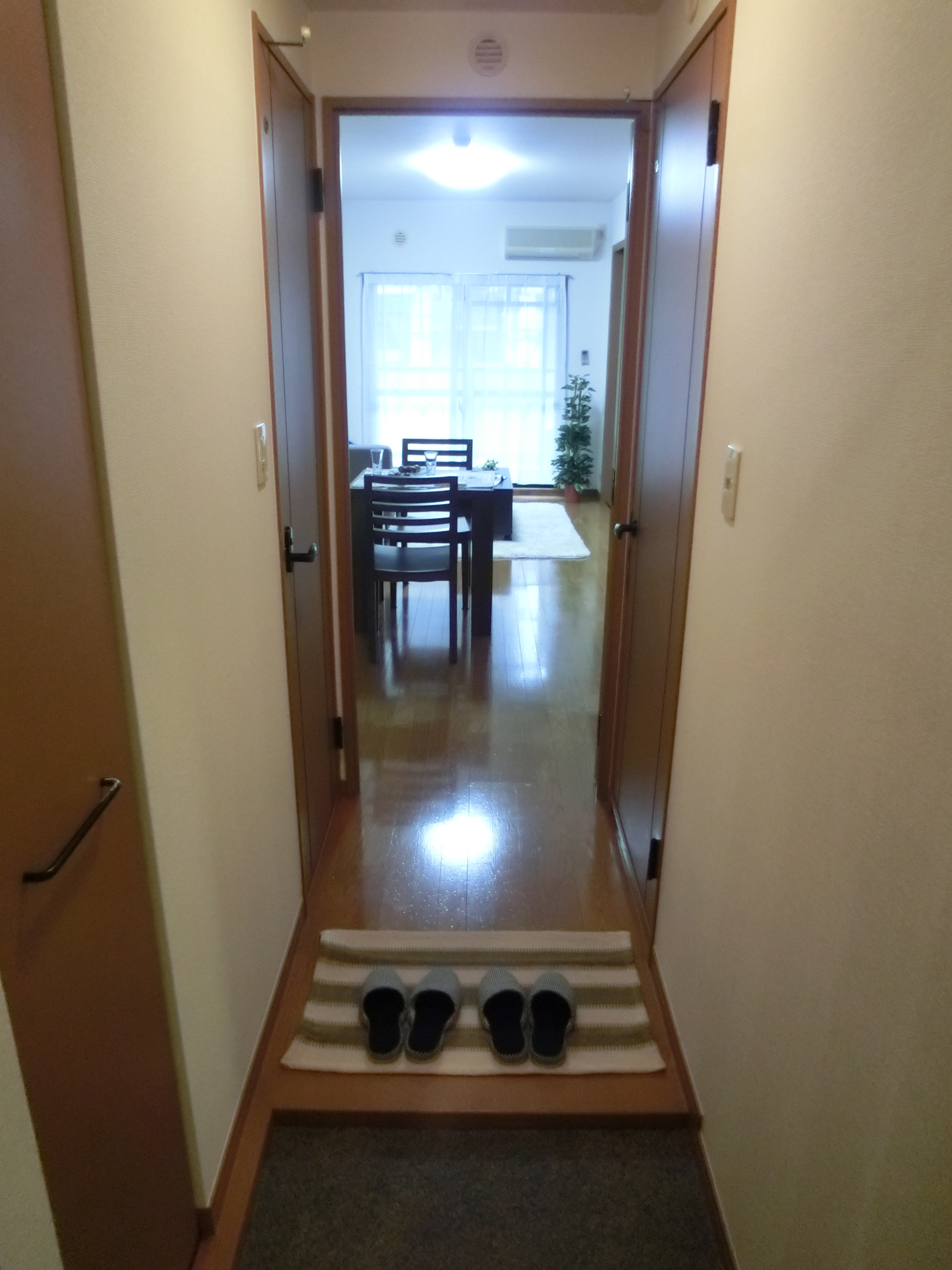 玄関　別部屋の写真です。現況優先となります。