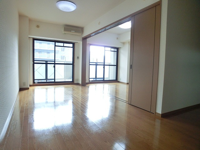 居室・リビング　別部屋の写真です。現況優先となります。