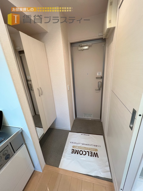 玄関　全面鏡で身だしなみを整えましょう。