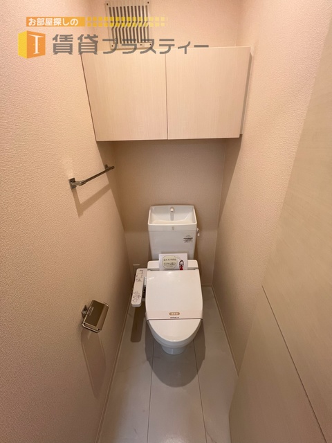 トイレ　収納棚付き。