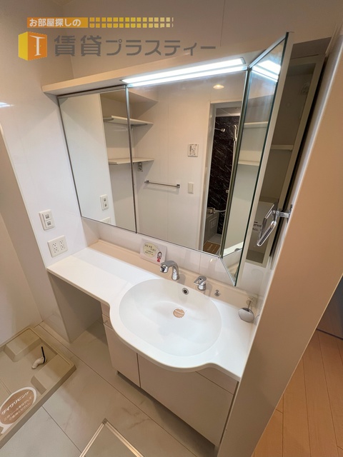 洗面設備　ワイドな洗面台です。