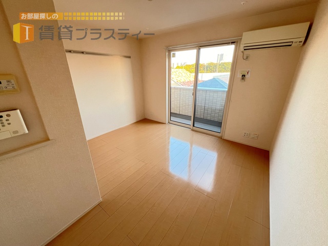 居室・リビング　清潔感漂うシンプルなお部屋。