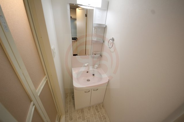 洗面設備　明るい洗面所です