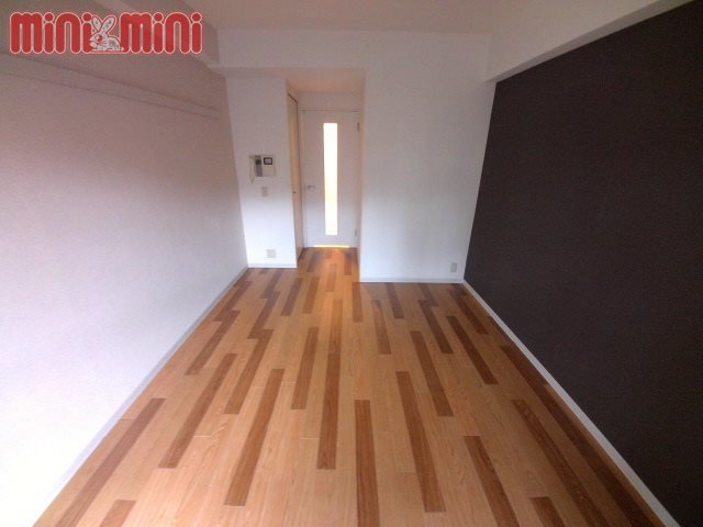 居室・リビング　７．８帖の洋室