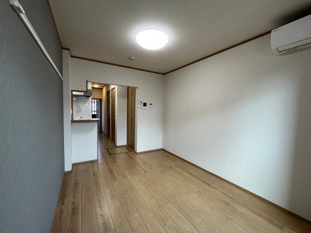 居室・リビング　同物件内102号室の写真です