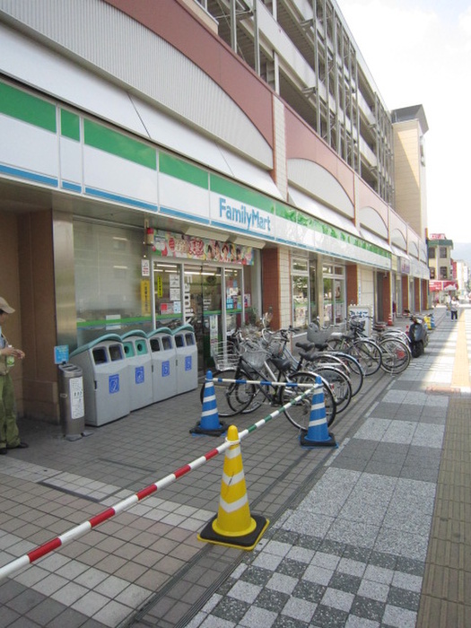 コンビニ　ファミリーマート（コンビニ）まで344m