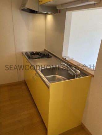 キッチン　廊下を兼ねた効率設計。無駄なく動ける家事楽キッチン。