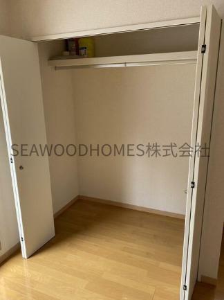 収納　折れ戸タイプで中身が一目で見渡せる収納スペース。