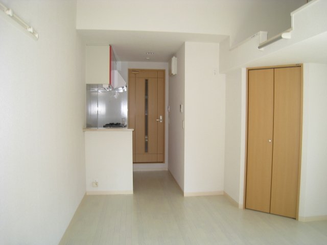 居室・リビング　同物件別室です。