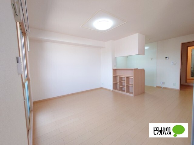 居室・リビング　同物件別部屋