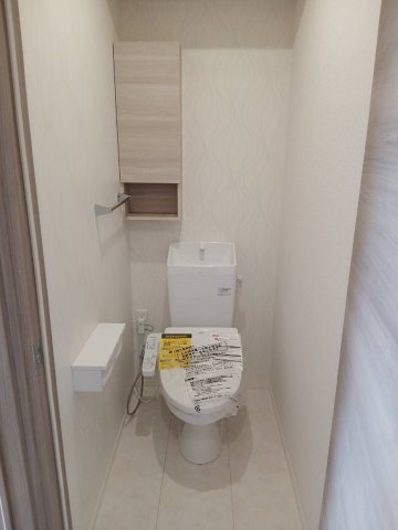 トイレ　落ち着いた色調のトイレです
