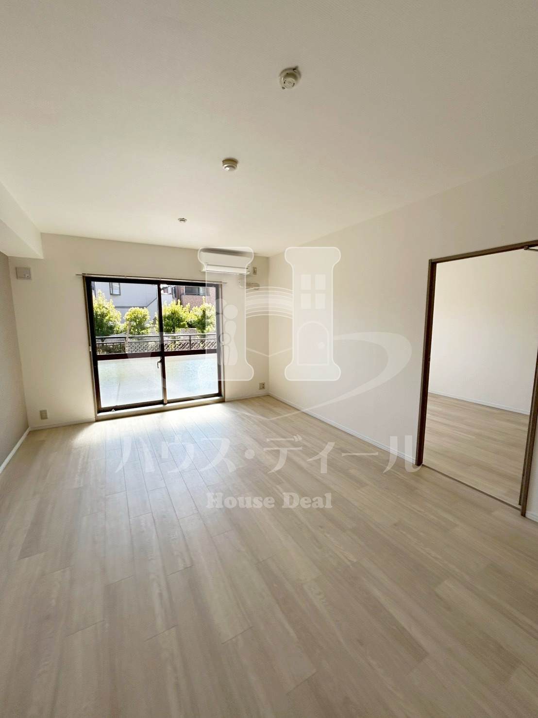 居室・リビング　別号室参考写真です