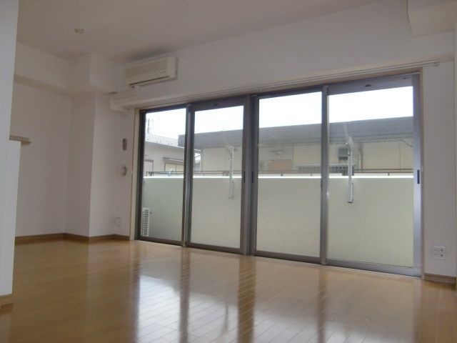 居室・リビング　窓が大きく日当り良好。