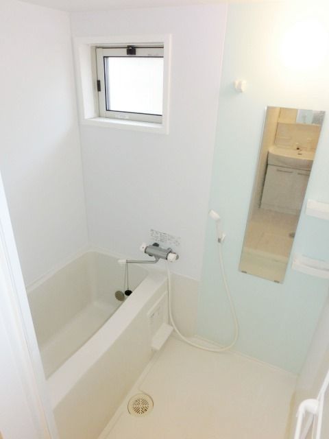 バス・シャワールーム　窓付きのバスルーム。追焚きもできますよ。