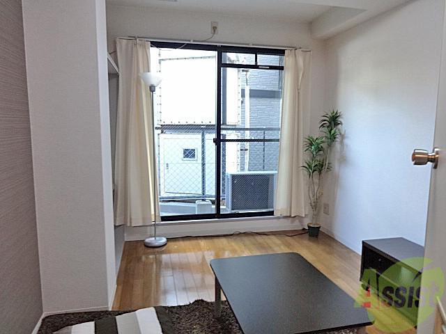 居室・リビング　南向きで明るい６帖のお部屋です。温もりのあるフローリングです