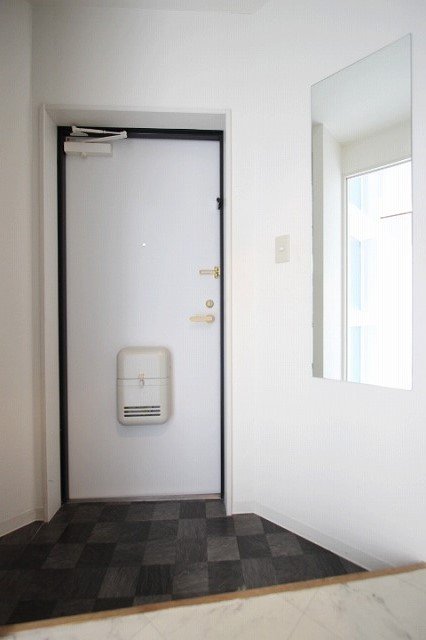 玄関　同物件別号室のものです。