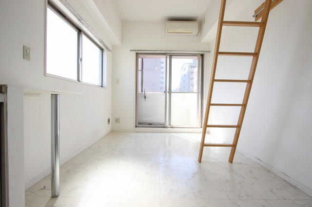 居室・リビング　同物件別号室のものです。