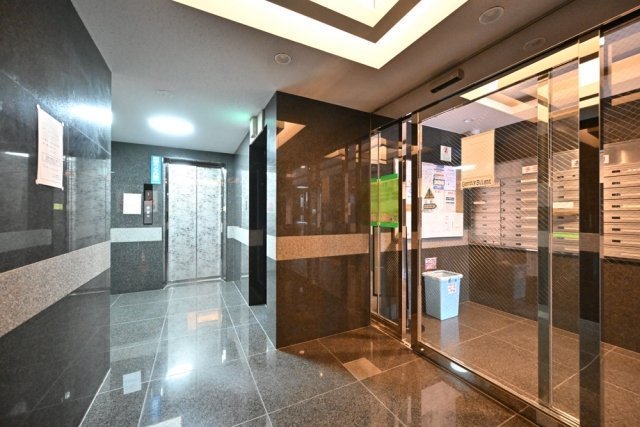 エントランス　落ち着いたエントランスです