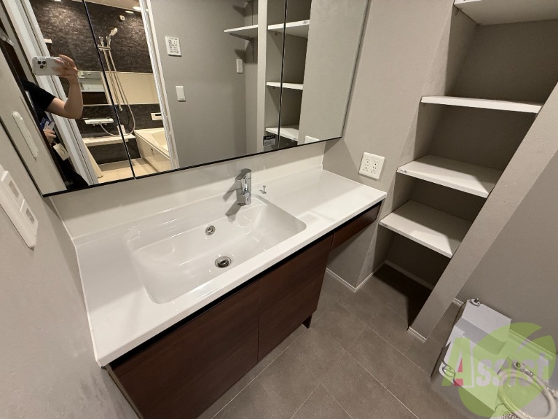 洗面設備　脱衣所は広いので身支度時も動きやすいですね。