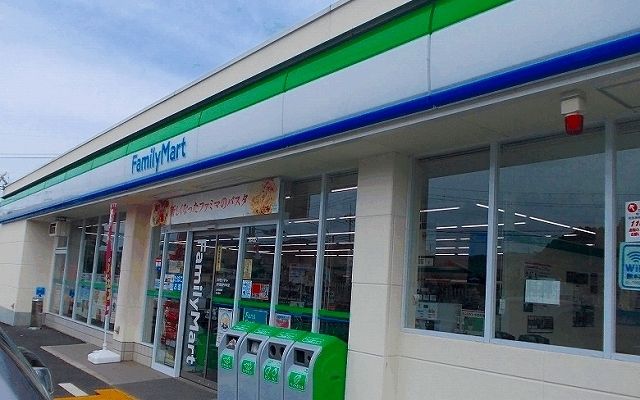 コンビニ　ファミリーマート（コンビニ）まで500m