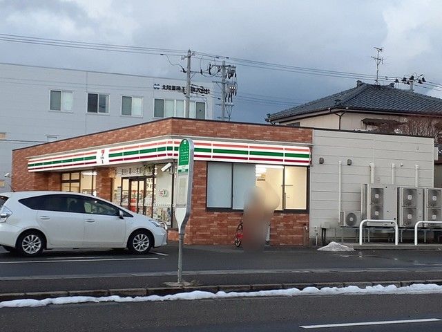 コンビニ　セブンイレブン（コンビニ）まで176m