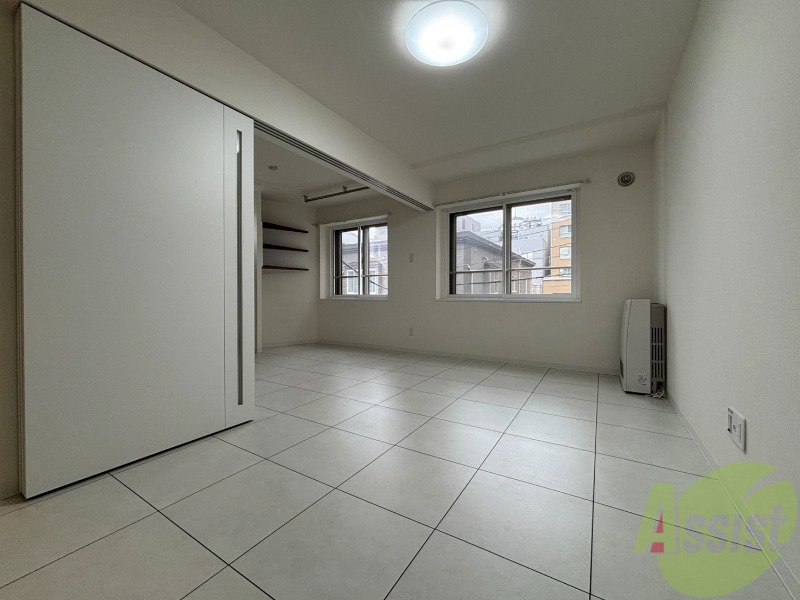 居室・リビング　白さが清潔感を出してくれます。お部屋も明るいですね。